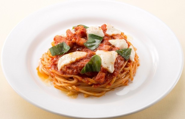 ｢パスタ マルゲリータ｣(858円)。トマトソース、モッツァレラチーズ、ベーコン、バジルなどシンプルな素材でタリオリーニを味わえる