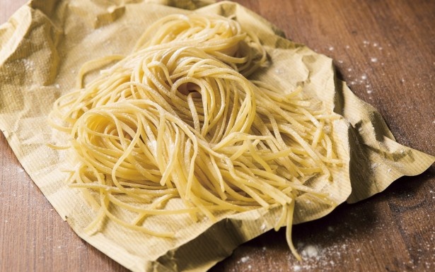 タリオリーニ。同じ平打ちパスタのフェットチーネやタリアテッレよりも細いものが多く、オイルベース、クリームソースなど幅広く使用される万能パスタ