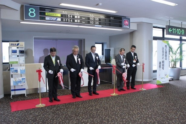 宮崎空港内でのテープカットの様子