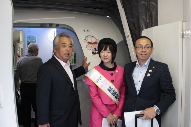 都城号の初フライトに、市長も乗り込み羽田空港へ移動