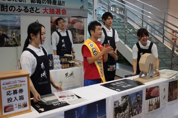 ガラポン抽選会の手伝いは、猫ひろしの「みやこんじょう大使」としての初仕事となった