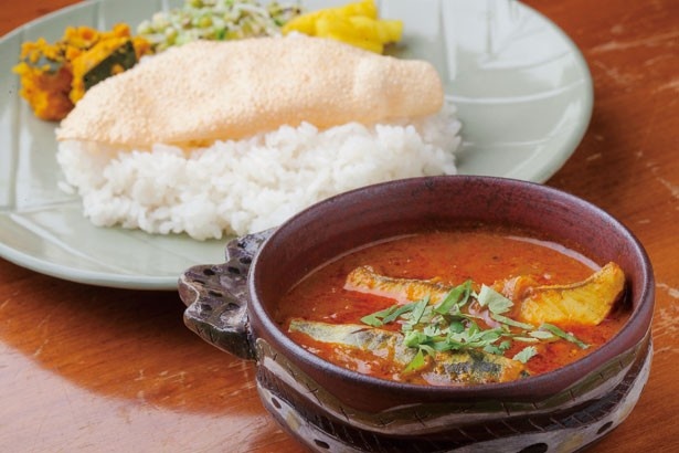 【写真を見る】ANJALIのフェス限定メニュー「フィッシュカレー」(1000円)は、インド式のスパイス使いが絶妙！魚のダシと程よい辛さのハーモニーを味わおう