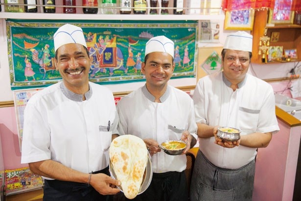 店主ラワットさん(写真左)ら気さくなインド人スタッフが出迎えてくれる、ラワットさんのお店 モエツカリー