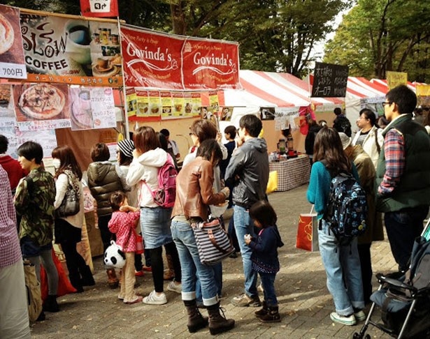 会場内は混雑しているので、フードは会場外で食べるのがおすすめ。新鮮な野菜や珍しい食材も販売しているので、リュックサックだと便利だ