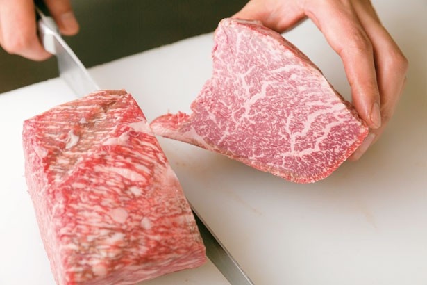 熟成肉ブームの火付け役として知られる、格之進R。約60日寝かせた熟成肉をブロックのまま焼き、切り分けるスタイルだ