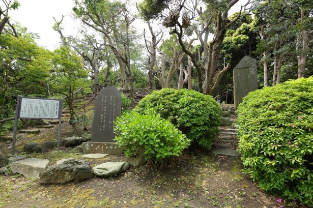 与謝野鉄幹・晶子夫妻の歌碑。愛宕山公園内には歴史や文学に関する碑が建てられている
