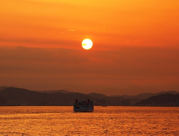 東京湾フェリーの「遊覧乗船券」を夕方の時間帯に利用すれば、三浦半島に沈む夕景を望める