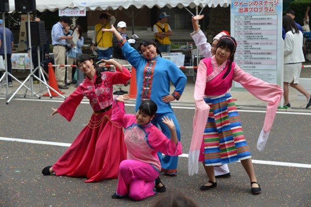 今年のテーマはダンス！クイーンのステージでは、横浜中華学校校友会国術団の中国獅子舞などを披露
