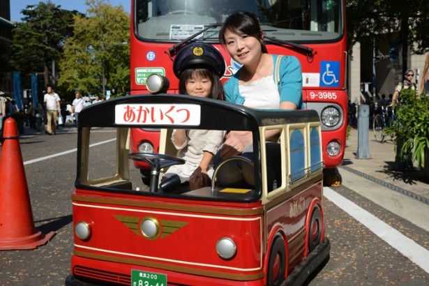 クイーンエリアでは子供たちに大人気の、あかいくつちびっこバスも運行（無料)
