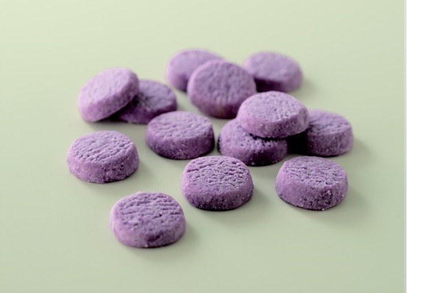 ｢くちどけショコラ紫いも｣(160円)。ムラサキイモのパウダーを使用した焼きチョコ