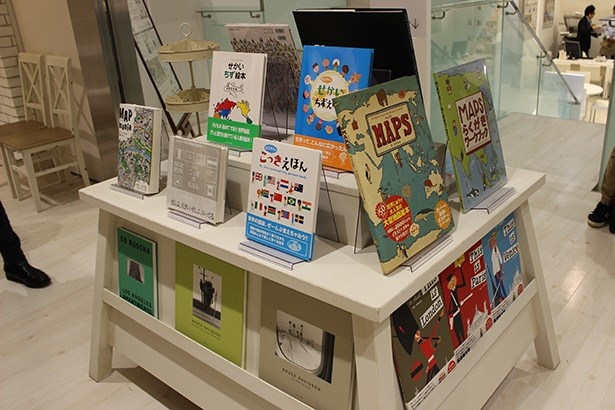 【写真を見る】旅行ガイドだけでなく、旅をテーマにした絵本まで！まさに“旅本のセレクトショップ”