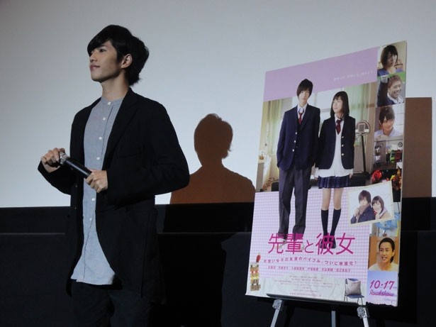 「大阪の方は笑いに貪欲なので、（あえて笑いを）取りにいかない」とコメントし、笑わせる場面も