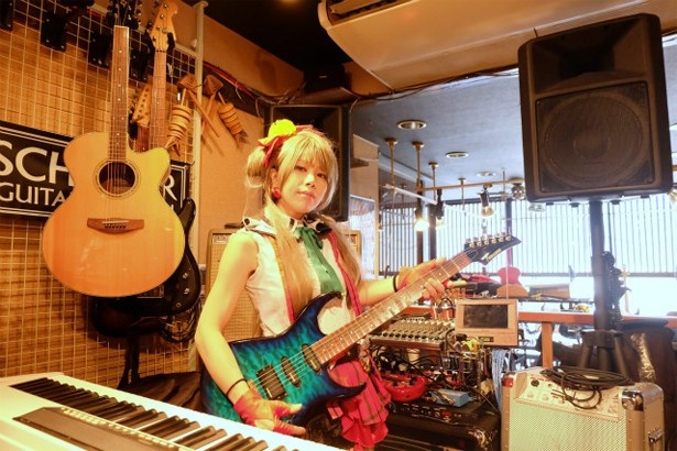 街中の楽器店など、コスプレイヤーは街のいたるところが撮影スポットに
