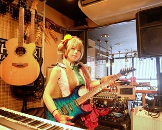 個性豊かな高円寺の街中をコスプレイヤーが練り歩く！