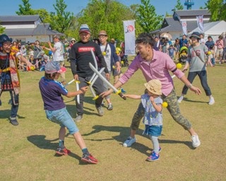 世界一平和な“チャンバラ合戦”が北千住で開催