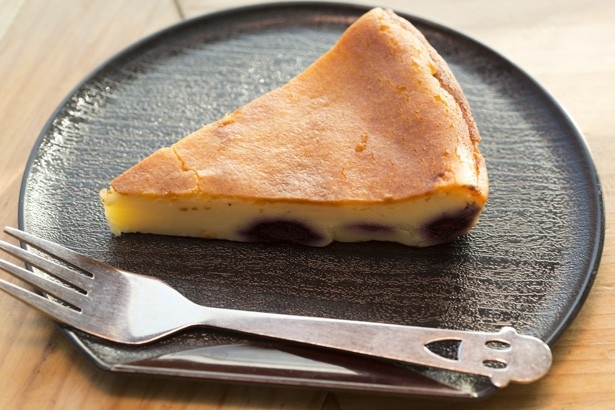 「豆乳入りベイクドチーズケーキ(ブルーベリー入り)」(350円)