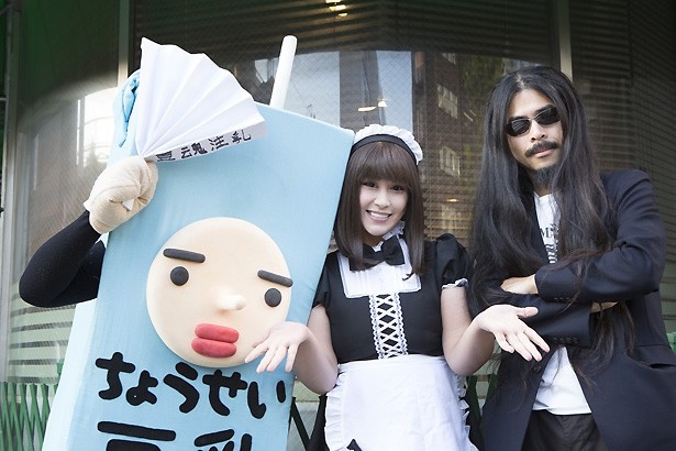 ちょうせい豆乳くん、痛子さん、記者のスリーショット