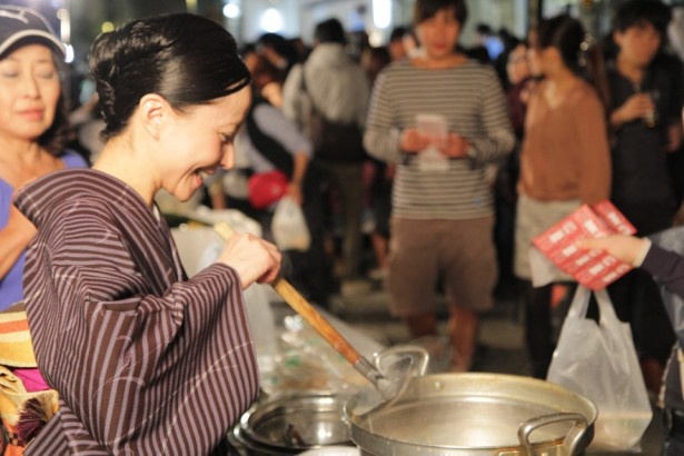 秋の風物イベントとなったフードフェア。各店自慢の名物グルメがリーズナブルな値段で味わえる。