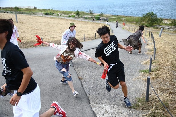 【写真を見る】ランナー(人間)を選んだら、ゾンビから逃げ切りゴールを目指そう