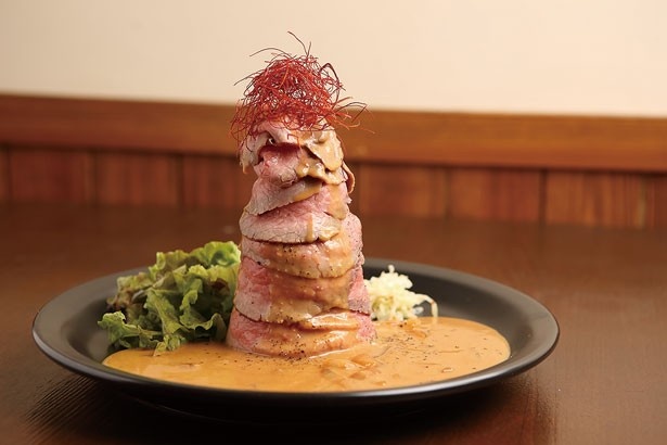 高さ約20センチのローストビーフ丼/新福島・ボルケーノキッチン