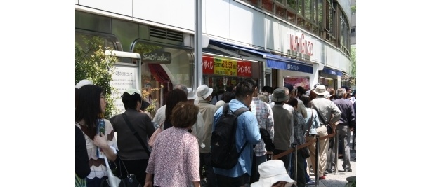 1番窓口は長蛇の列。週末は前日の深夜から並ぶ人がいるとか