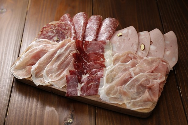 「生ハムとサラミ類6種盛り合わせ」(1680円)。ボリュームと価格はそのままに、24カ月熟成したスペイン産イベリコ生ハムに変更した