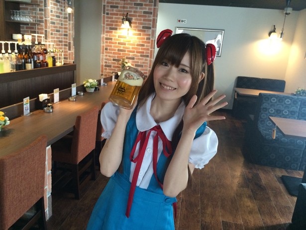 【写真を見る】お酒やソフトドリンクを飲みながら楽しくおしゃべりしよう