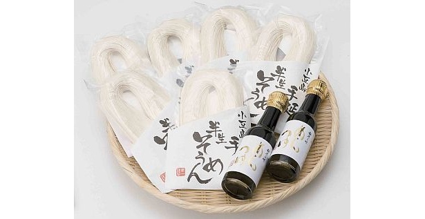 グルメ雑誌編集部の評価が1番高かったというミニストップの「島一小豆島手延半生素麺つゆ詰め合わせQ」（5250円）