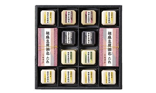 人気料亭の胡麻豆腐を食べきりサイ ズにした、ファミマの「赤坂　松葉屋　三越　胡麻豆腐個包」（3150円）