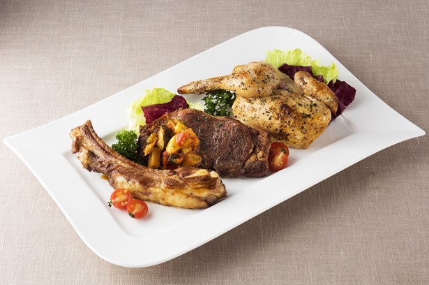 牛、豚、鶏肉をその場で焼き上げる「ジューシープレート」(2800円)は炭火焼コーナーで提供