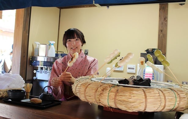 茶処で楽しめる「焼き団子」(350円)は、みそだれ、醤油だれ、抹茶の3種類