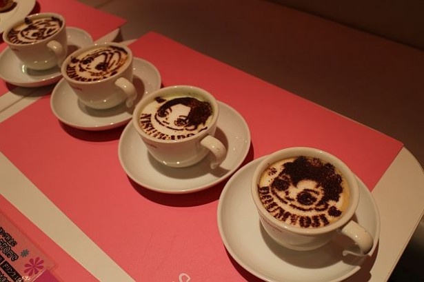 「道明寺司 カフェラテ」や「西門総二郎 抹茶ラテ」など、キャラをイメージした中身のラテアート付きホットドリンク