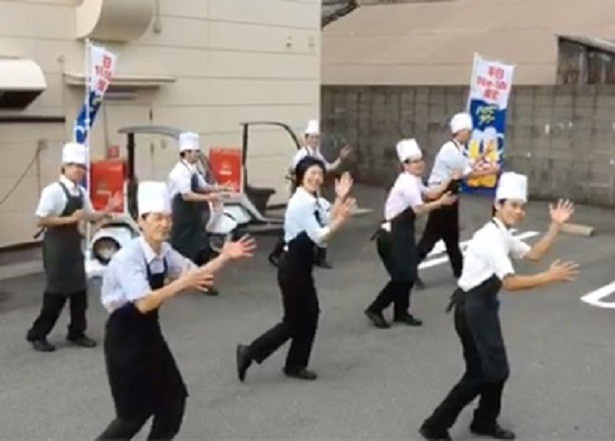 京都エリア“京都エリアのゆかいなマネージャー達”(優秀賞受賞)。子供たちにも真似しやすいダンス