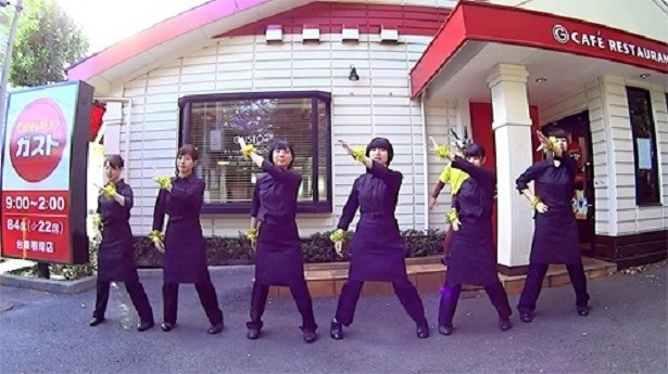台東根岸店“チーズインパラと女子” (優秀賞受賞)。女性店員と、謎のキャラクター“チーズインパラ”がパラパラダンスを踊る