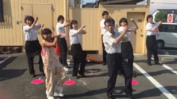 高松太田店“高松レインボーフューチャー” (優秀賞受賞)。ダンスが初めてという人が多く、一生懸命さが伝わってくる。最後に仕掛けあり