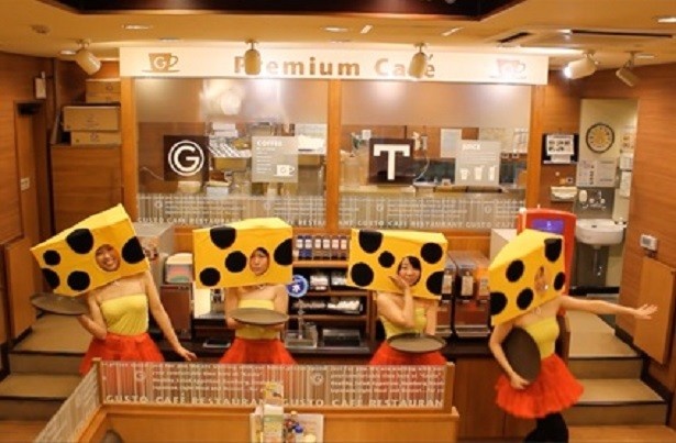 渋谷宇田川町店“CHeeeeSE girls” (優秀賞受賞)。チーズのかぶりものと衣裳がキュートな、キャピキャピ女子たち