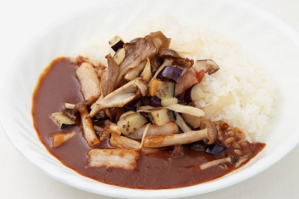 新橋清月堂カリカルの「キノコベーコンカレー」(850円)。キャンペーン中は、秋の味覚であるキノコが無料で2倍となる。一日30食限定