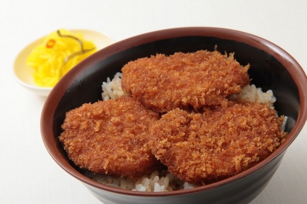 【写真を見る】どんぶり道場の「タレかつ丼」(590円)は、今回のキャンペーン限定で、ヒレカツ一枚がプラス100円で増量できる