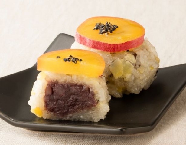 【写真を見る】栗とサツマイモの香りと味が楽しめる「特撰豊作おはぎ」(129円、10月14日発売)
