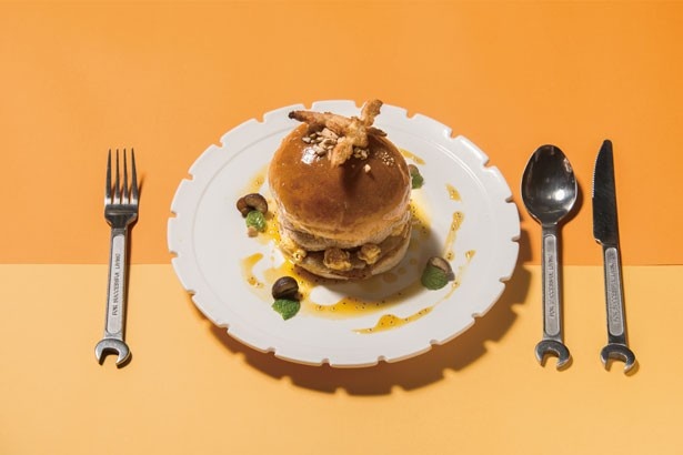 心斎橋店限定メニューの「モンブランアイスクリームバーガー」(980円)。温かいバンズに冷たいマロンアイスクリームがとろける
