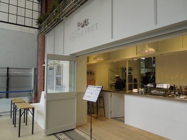 リッチなフレンチフライ専門店「パブ アンド ザ フリット」の新業態が登場。夕方からは豊富なアルコールもそろうパブスタイルに！