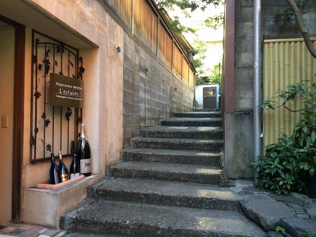 【写真を見る】神楽坂らしいオシャレで落ち着いた街並みは、散策していても楽しい