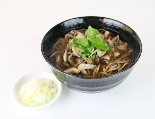 「きのこそば」(850円)は、マイタケ、シメジ、シイタケ、エリンギなど今が旬のキノコがたっぷり
