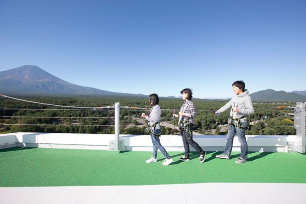 ハーネスを装着して、屋上の外周を歩く