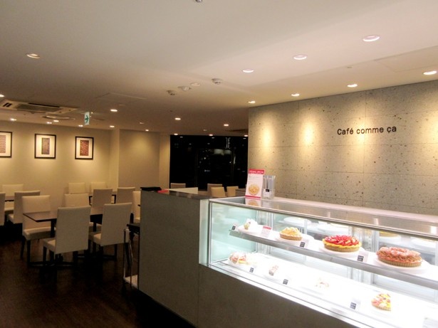 「カフェコムサ」の店内。入口にはタルトが宝石のようにディスプレイ。パスタが味わえる食事メニューも用意