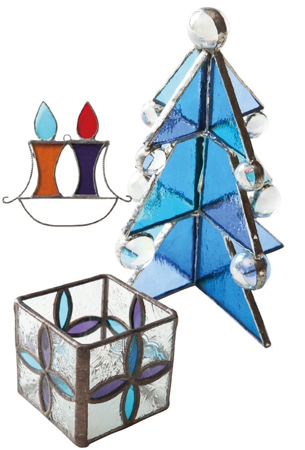 「in blue（イン ブルー）」から出品されるのは、上から、立体クリスマスツリー￥3,000、カラフルなキャンドルオーナメント￥2,000、淡い炎の光で幻想的に輝くキャンドルホルダー￥5,000