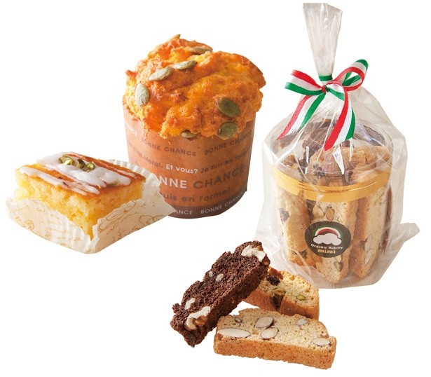 「Organic Bakery mimi」からは、左から時計回りに、レモンピールと果汁入りの瀬戸内レモンケーキ￥280、国産カボチャマフィン￥250、3種の味が楽しめるビスコッティBOX￥650