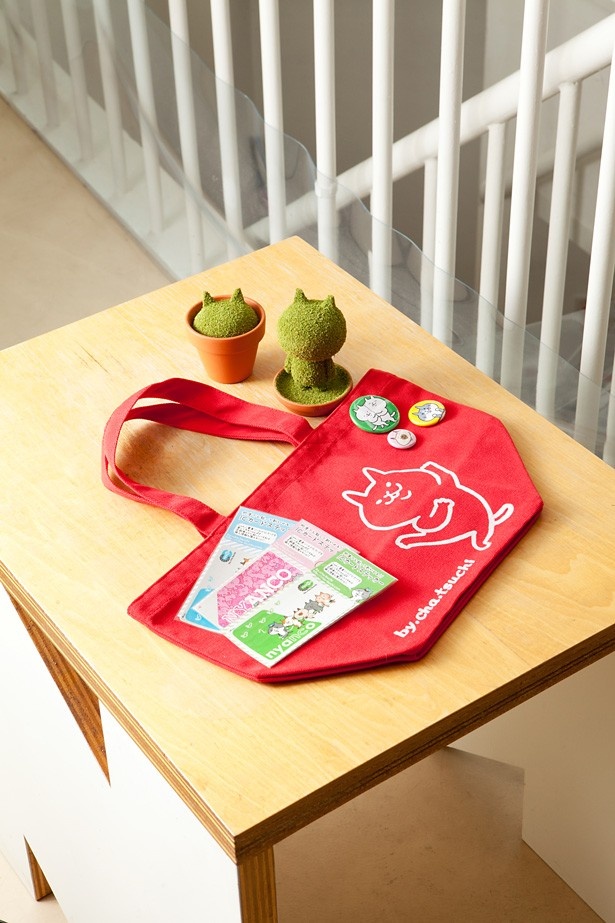 「morico＆cha.tsuchi（モリコアンドチャツチ）」から出品するのは、手前はICカードステッカー1枚￥540、トートバッグ￥2,700。奥は芝にゃんこ全身ver、芽ばえver各￥3,780