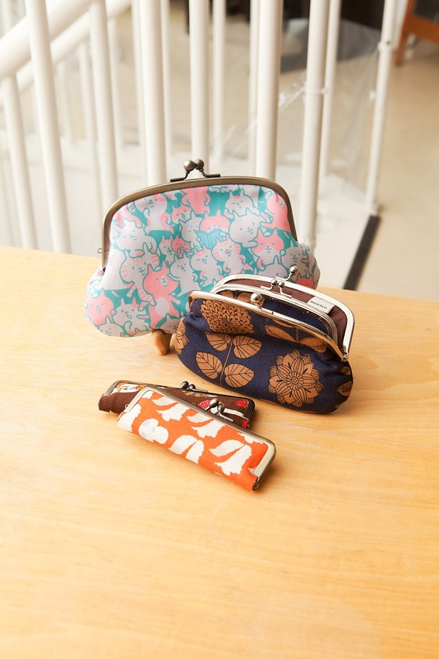 「morico＆cha.tsuchi（モリコアンドチャツチ）」から出品されるのは、手前から、がま口印鑑ケース各￥1,080、がま口親子財布￥2,700、morico＆cha.tsuchiのコラボアイテム、がま口ポーチ￥2,800