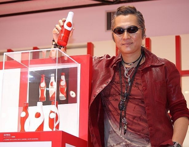 【写真を見る】今年8月、コカ・コーラと三越伊勢丹が“コカ・コーラボトル100周年”を記念して「アートスリムボトルチャリティ」を開催。写真はイベントに登場した石井竜也